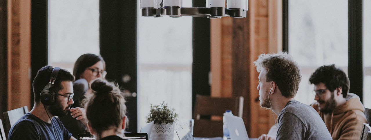 Kollegen gemeinsam am Tisch