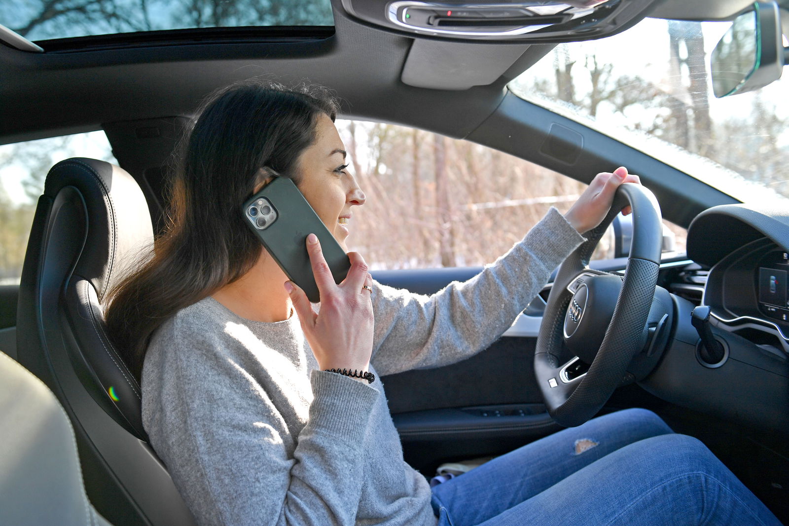 Frau telefoniert am Steuer