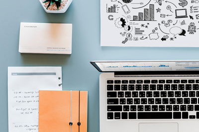 Laptop und Notizbuch