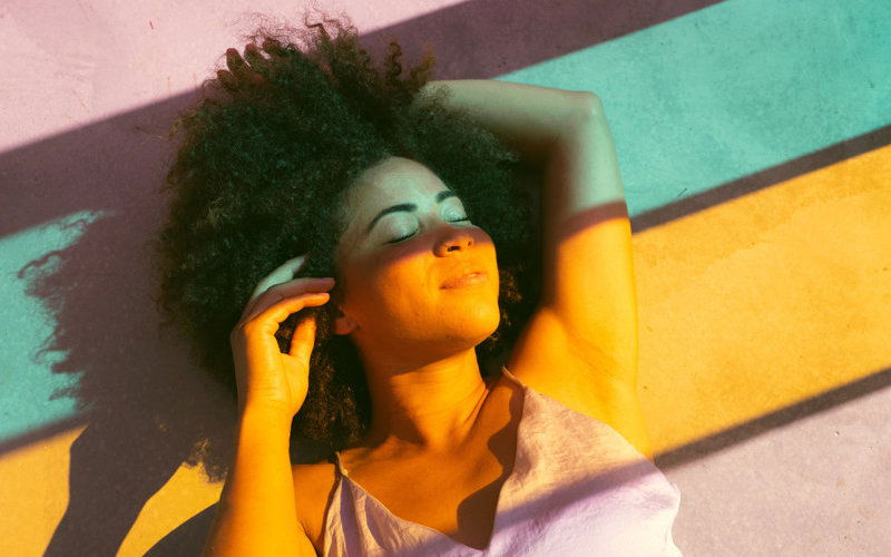 Eine Frau genießt die Sonnenstrahlen 