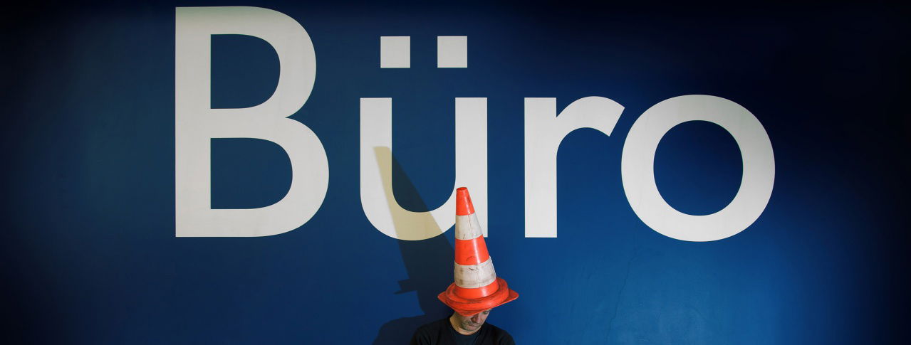 Büro sitzender Mann