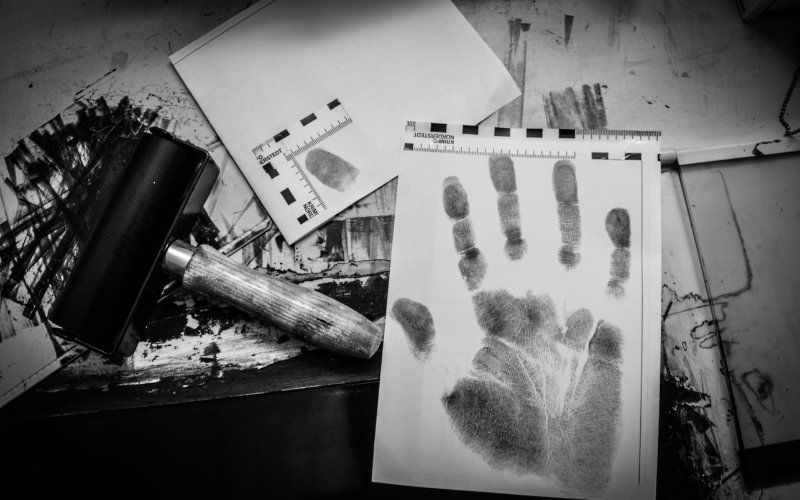 Ein Handabdruck auf Papier 