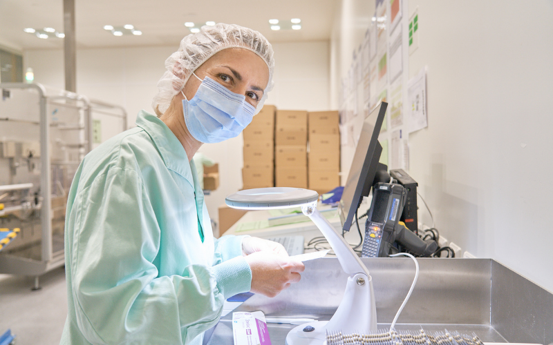 Frau mit Maske im Labor