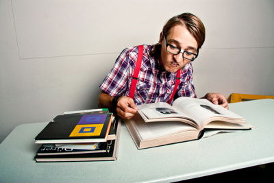 Mann über Büchern / Foto: xibalba / photocase.de