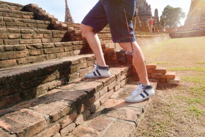 Junge Treppenstufen laufen Tempel