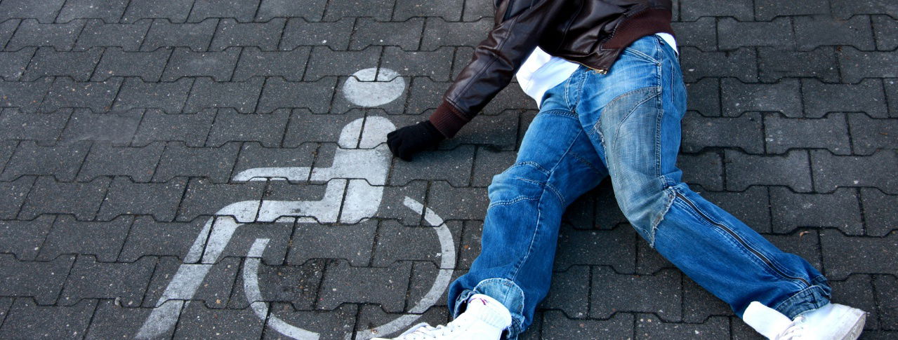 Junge auf Straße mit Rollstuhl