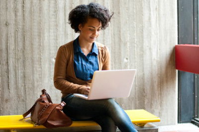 Frau mit Locken am Laptop