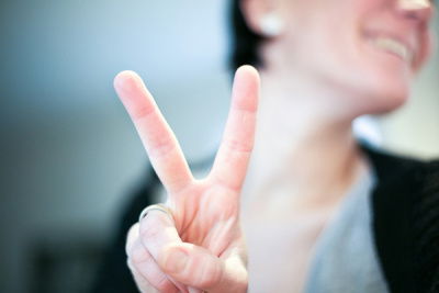 Frau zeigt Peace-Zeichen 