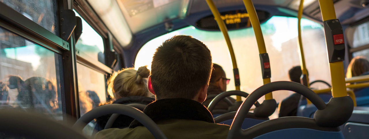 Mann im Bus von hinten