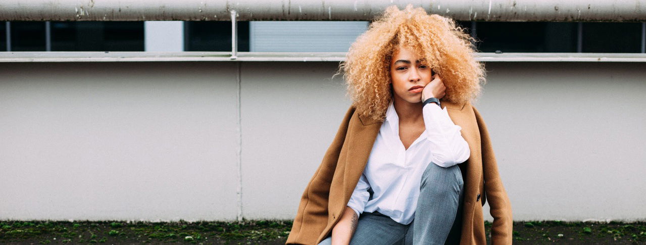 Frau mit Locken sitzend