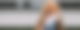Frau mit Locken sitzend