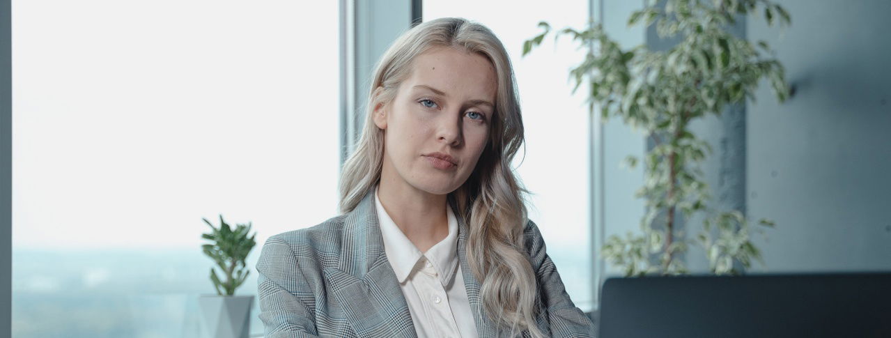 Frau in Buse und Blazer