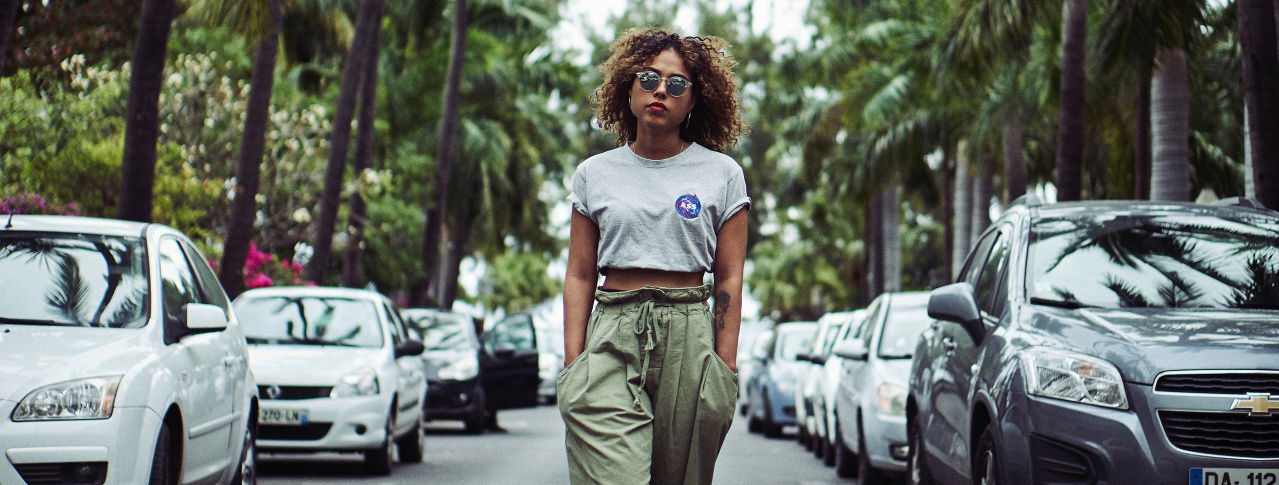 Frau auf Straße zwischen Autos