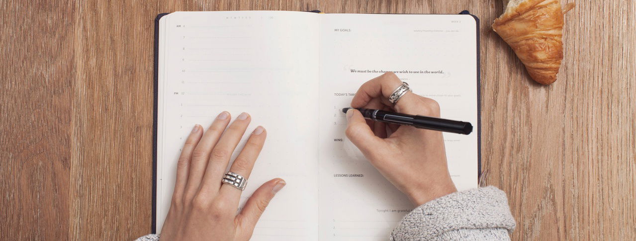 Schreiben in Notizbuch