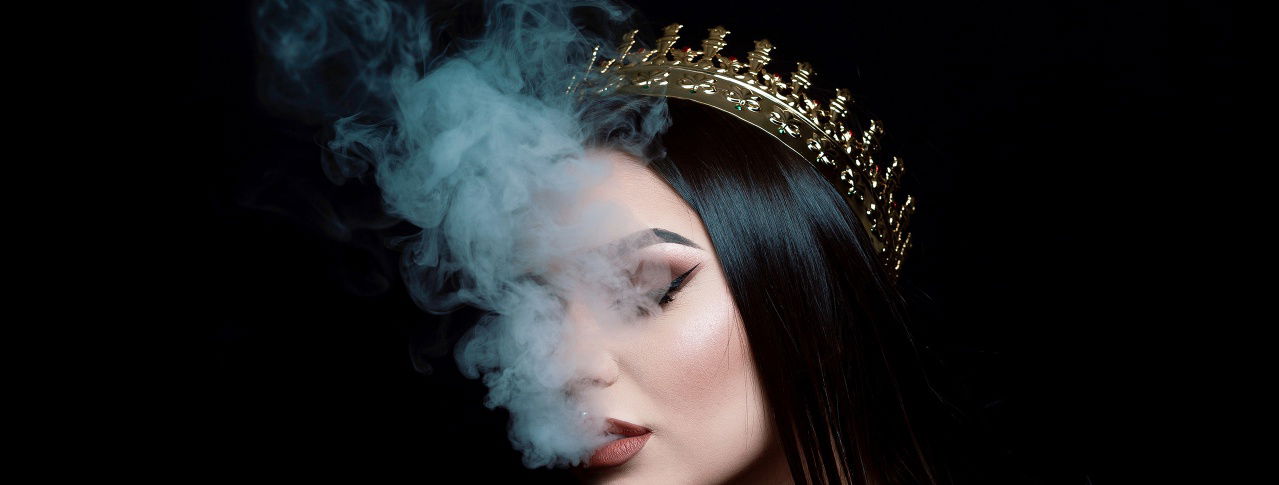 Frau mit Krone am rauchen