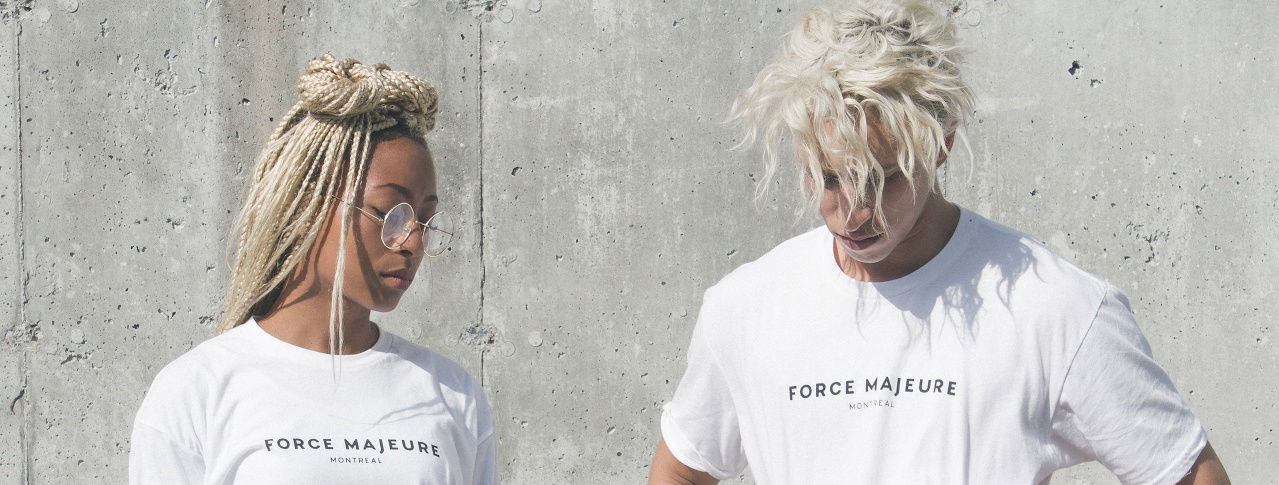 Frau und Mann in weißen Shirts