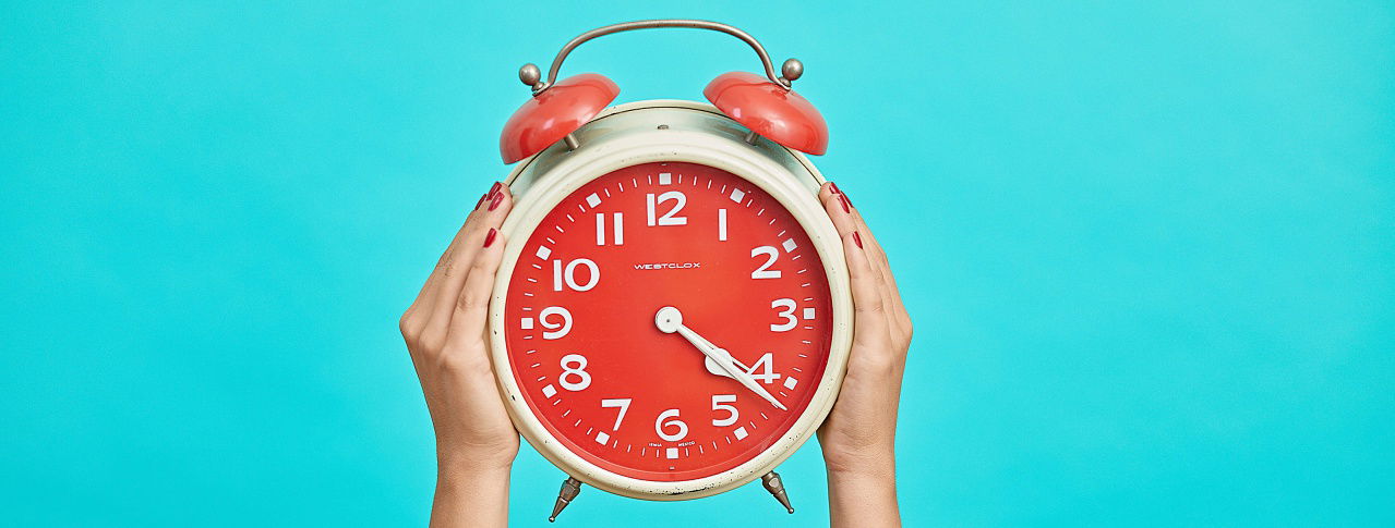 Roter Wecker auf türkisem Hintergrund