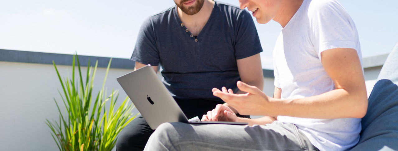 Zwei Männer am Laptop