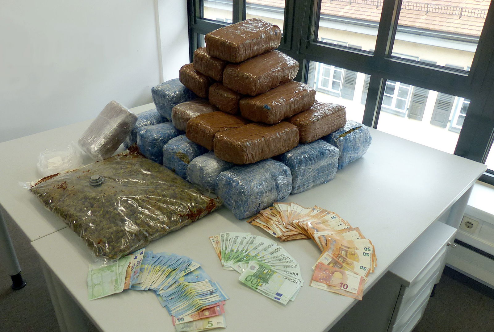 Beschlagnahmte Drogen und Bargeld