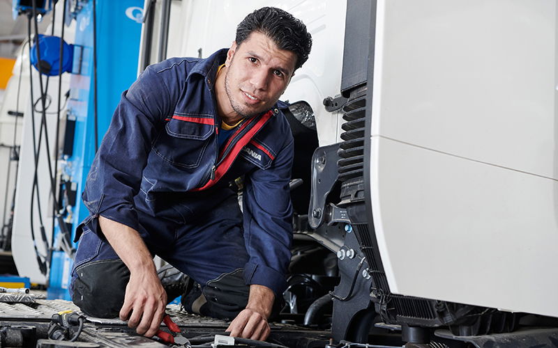 Ein Mechaniker bei der Arbeit 