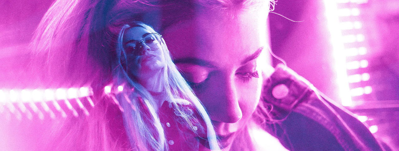 Frau & Gesicht verzerrt in pink