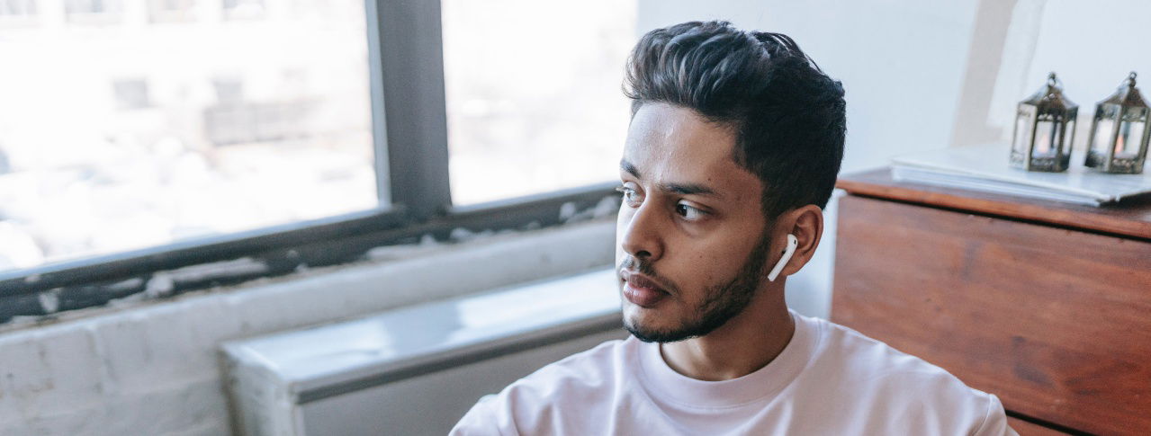 Junger Mann nachdenklich