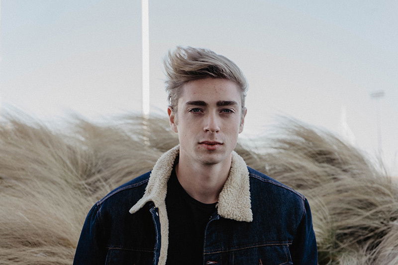 Junger Mann in Dünen