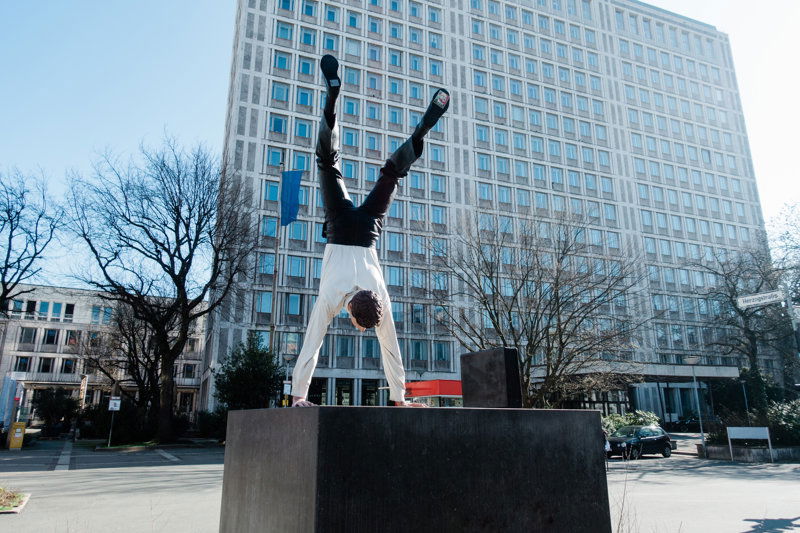 Mann macht Handstand