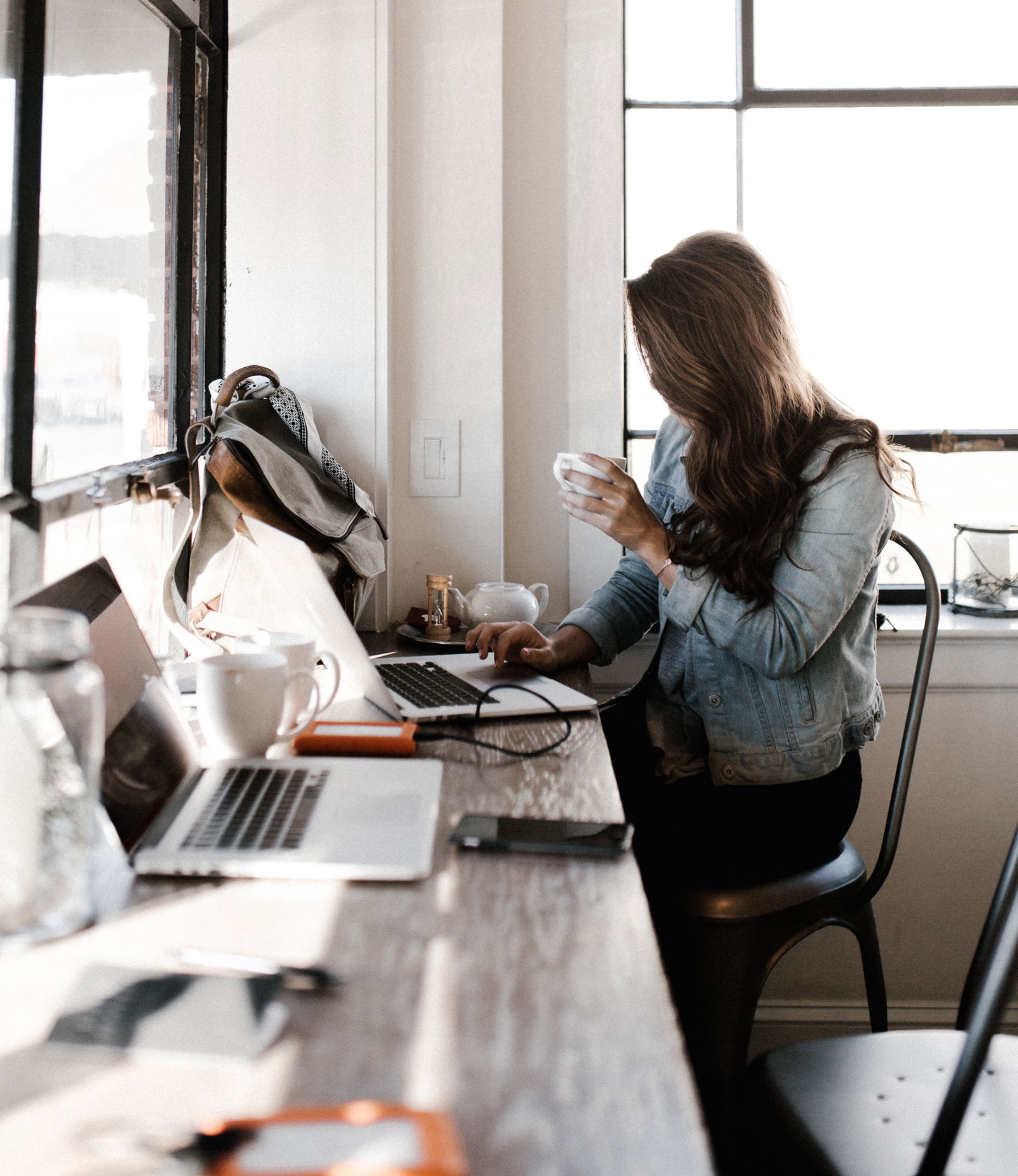 Frau mit Kaffee und Laptop