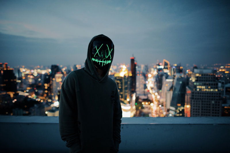Mann mit LED-Maske