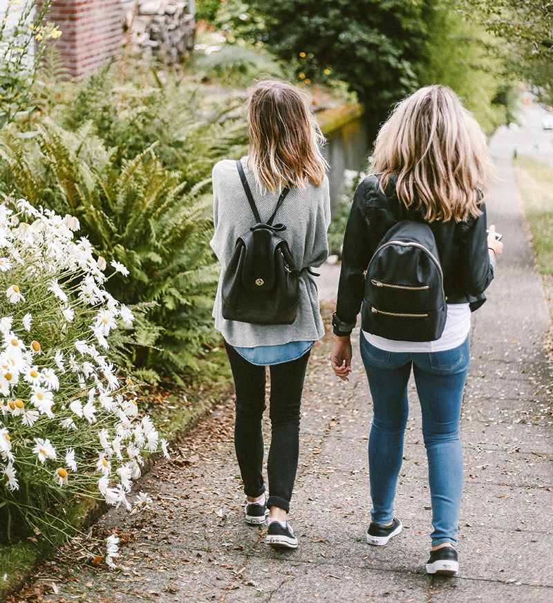 Zwei Freundinnen spazieren