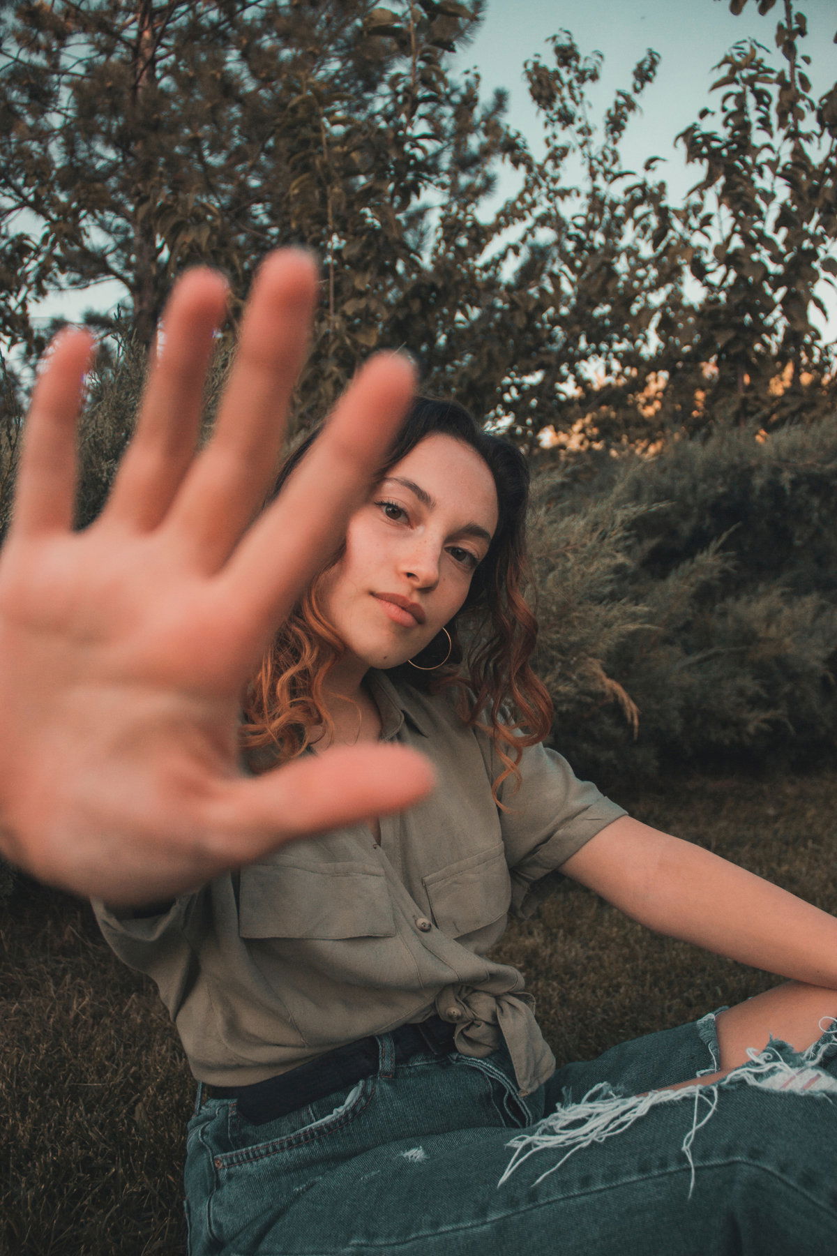 Frau mit abwehrender Handhaltung