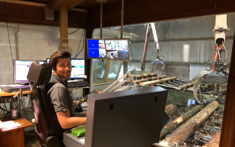 Ein Mann lacht in die Kamera