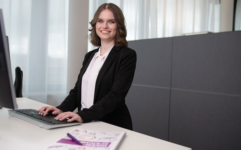 Eine junge Frau lacht in die Kamera