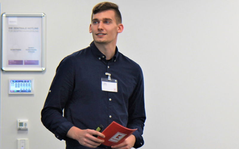 Ein junger Mann blickt zur Seite 