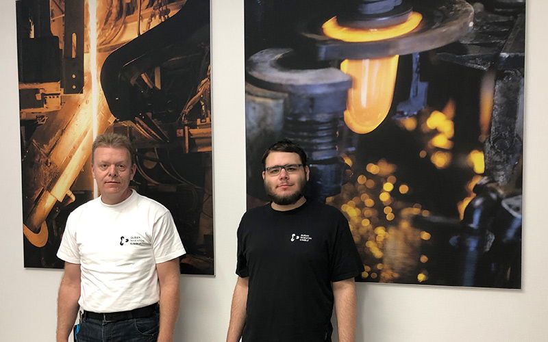 Zwei Männer schauen in die Kamera 