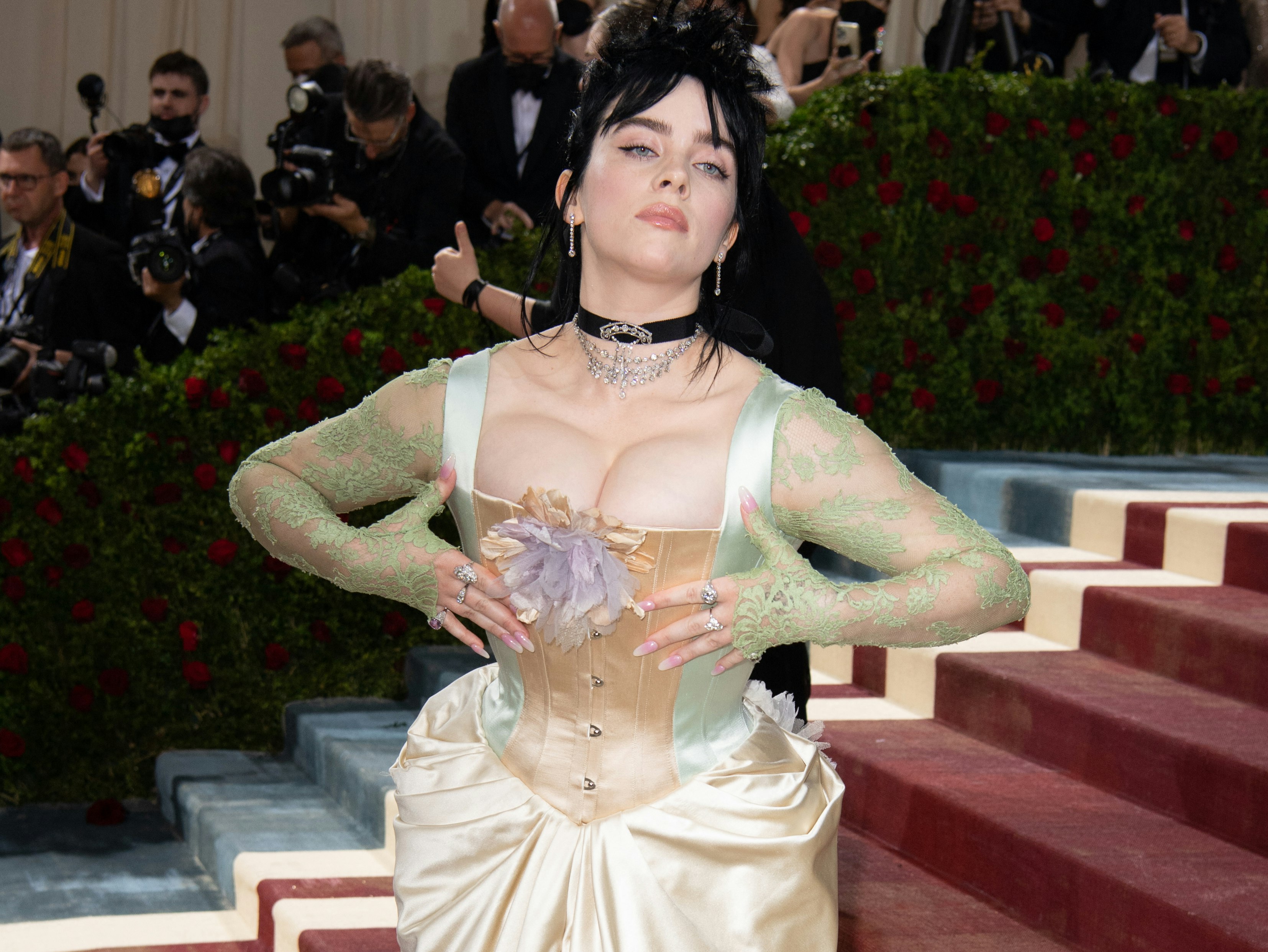 Tattoo am Busen & Leiste: Billie Eilish zeigt sich im Bikini | bigFM