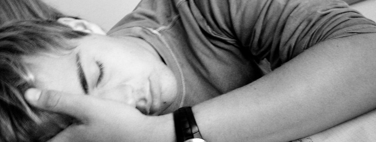 Schlafender junger Mann