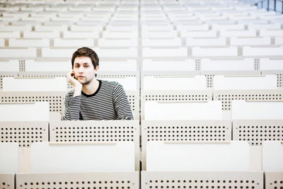 Junger Mann in leerem Hörsaal