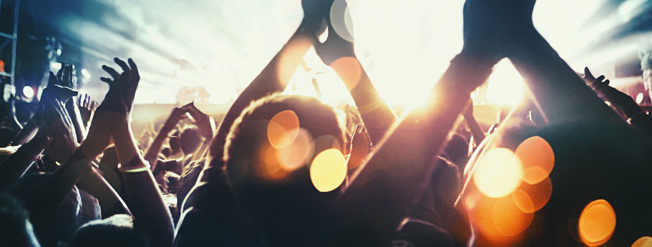 Klatschende Hände in einer Menge