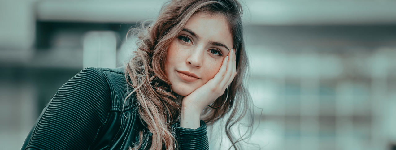 Frau nachdenklich auf Hand gestützt