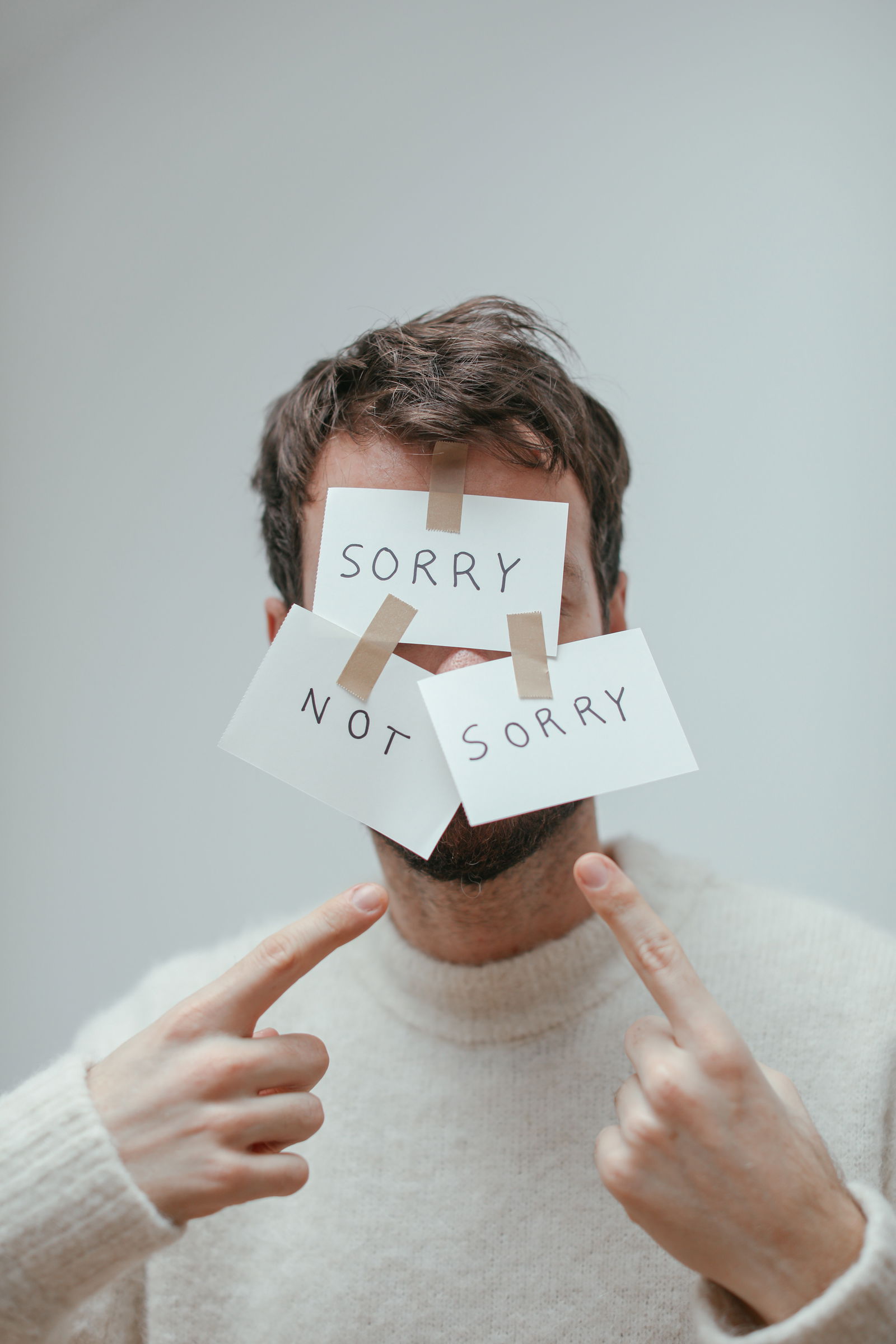 Sorry-Sticker kleben auf einem Gesicht 