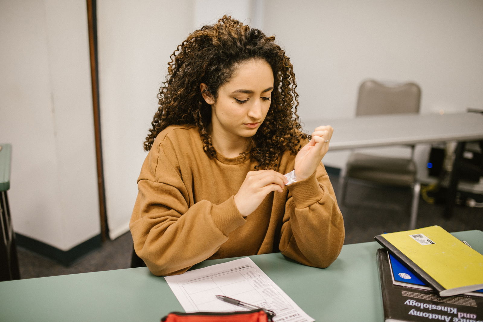 Eine Schülerin nutzt einen Spickzettel