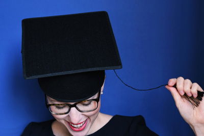 Frau mit Bachelor-Hut