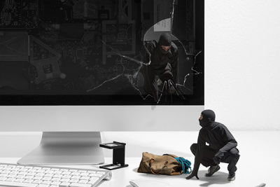 Ein Einbrecher kommt aus einem Computer heraus 