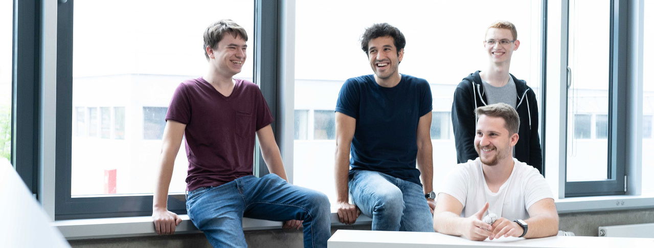 Eine Gruppe junger Männer lacht