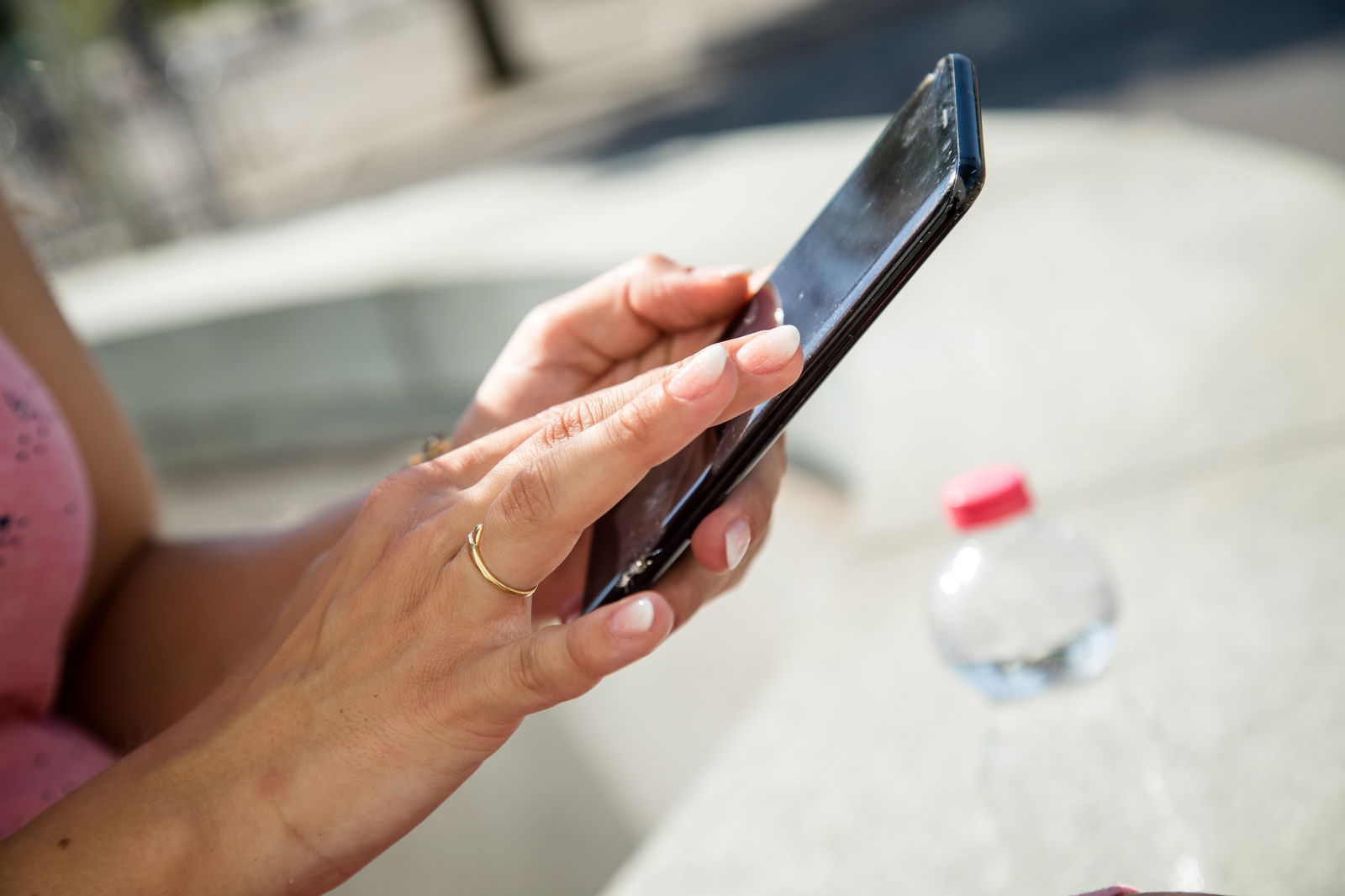 Handynutzung in Sonne