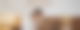 Eine Frau sitzt im Schneidersitz vor ihrem Couchtisch