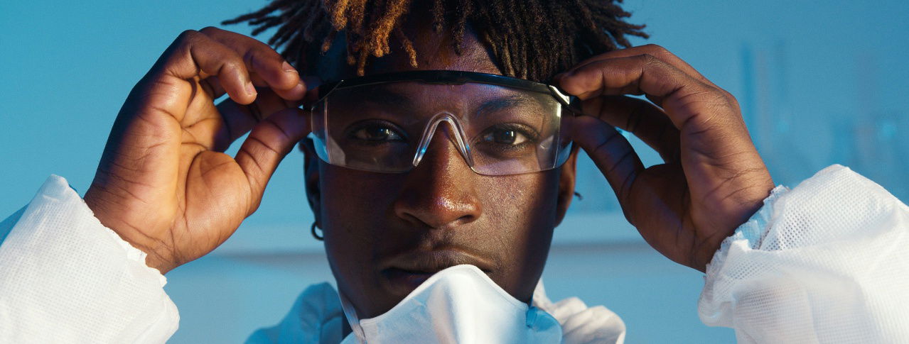 Frau im Chemie-Outfit