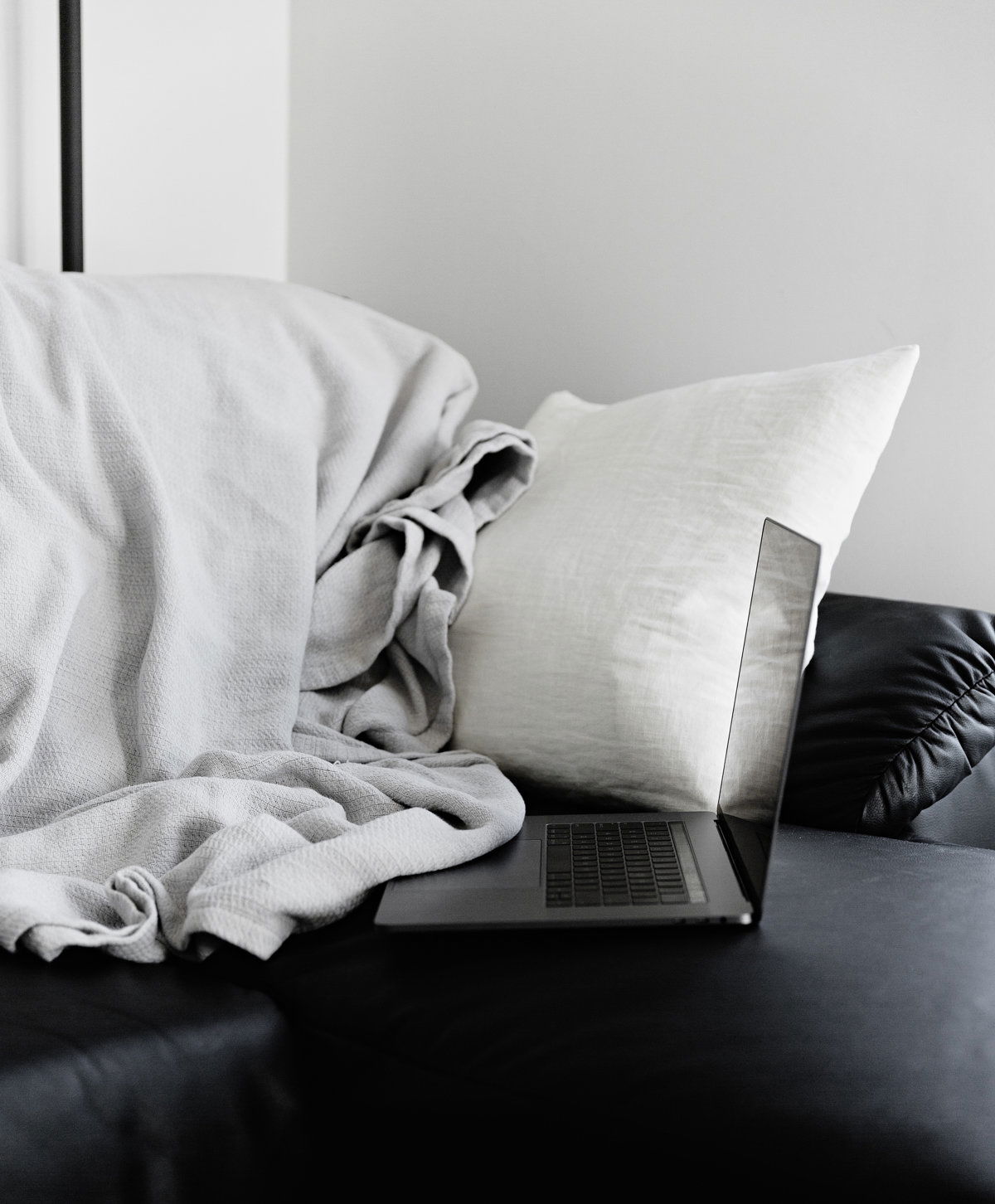 Sofa zum Rrelaxen mit Decke und Kissen